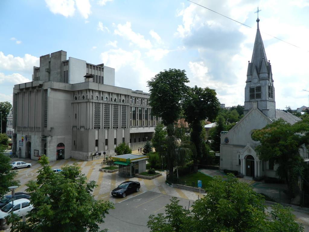 Cora Centru Pitesti Exterior photo